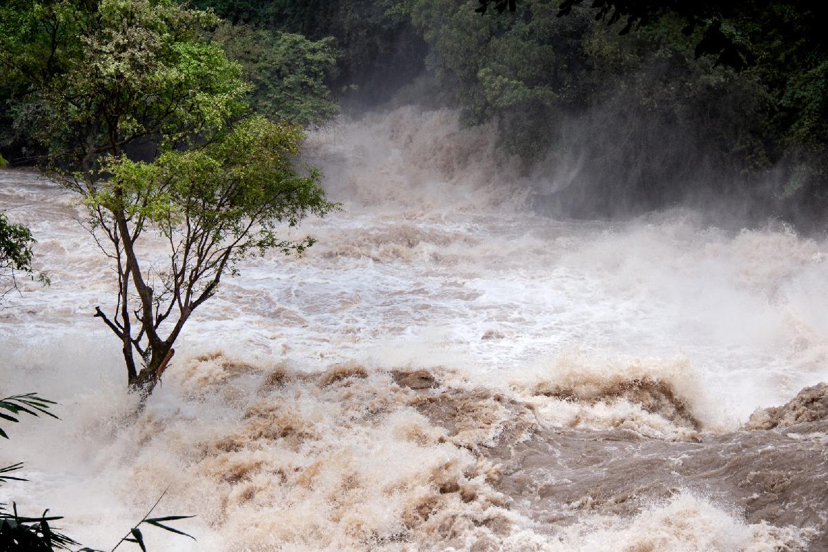 Thai Wetterdienst warnt bis Sonntag: Starkregen, Sturzfluten, Erdrutsche - Auch Bangkok und beliebte Urlaubsregionen betroffen - Starker Seegang Symbolfoto 3