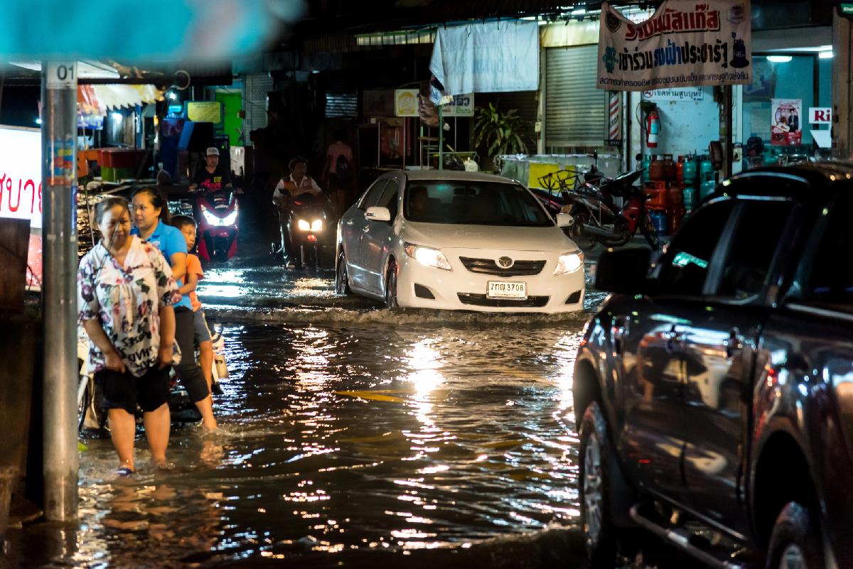 Thai Wetterdienst warnt bis Sonntag: Starkregen, Sturzfluten, Erdrutsche - Auch Bangkok und beliebte Urlaubsregionen betroffen - Starker Seegang Symbolfoto 4