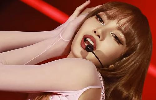 Thai K-Pop-Star LaLisa verzaubert Victoria´s Secret Show - Mehr als nur Musik: Thai-Superstar Lisa brilliert als Engel auf dem Catwalk Bild Thai K-Pop-Star LaLisa verzaubert Victoria´s Secret Show
