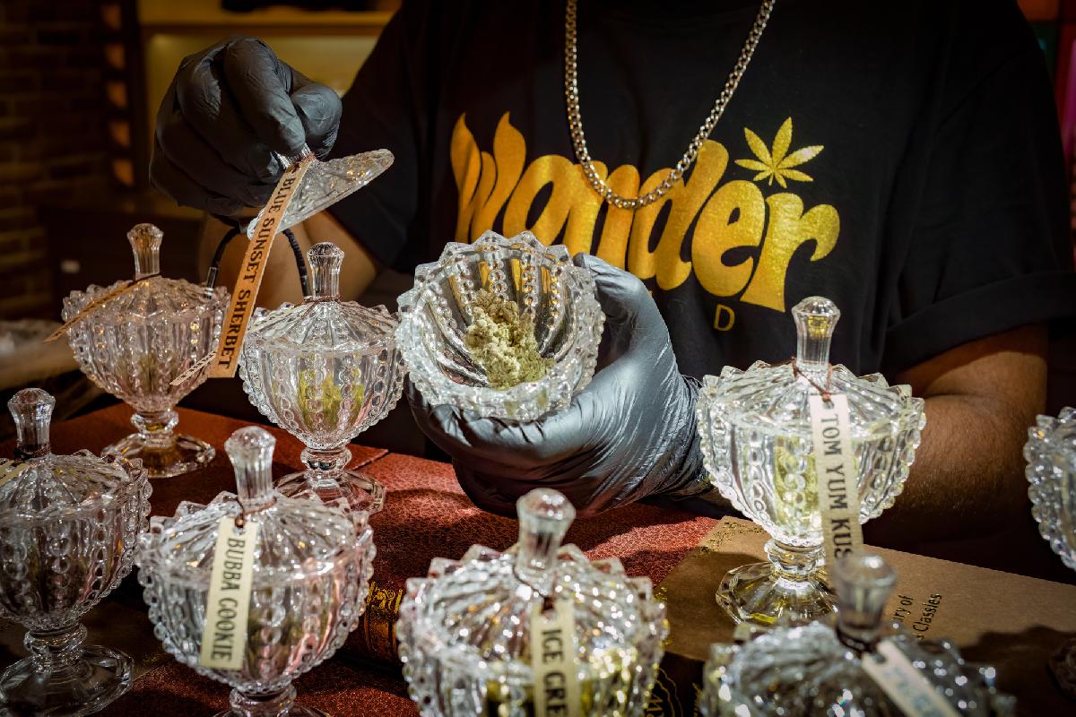 Thailand & Cannabis - Nächste Runde im großen Regelungs-Karussell - Cannabis-Shops zwischen Kundenservice und Behörden-Marathon Symbolfoto 2