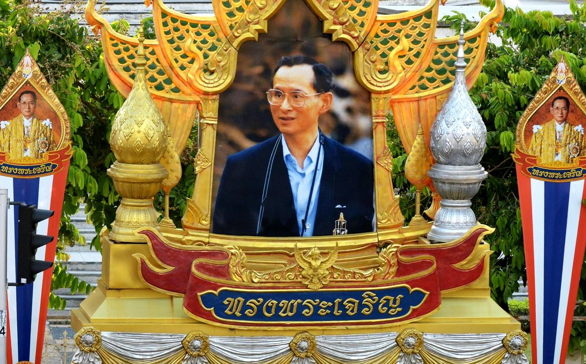 Thailand gedenkt König Bhumibol - zehn Jahre ohne den verehrten Landesvater - Navamindra Maharaj Day - ein besonderer Gedenktag an Rama IX für Thailand Symbolfoto 3