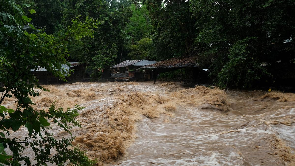 Thailand Unwetterwarnung: Starkregen, Fluten und hohe Wellen - Meteorologen warnen vor Sturzfluten, Erdrutschen und 4 Meter Wellen Symbolfoto 3