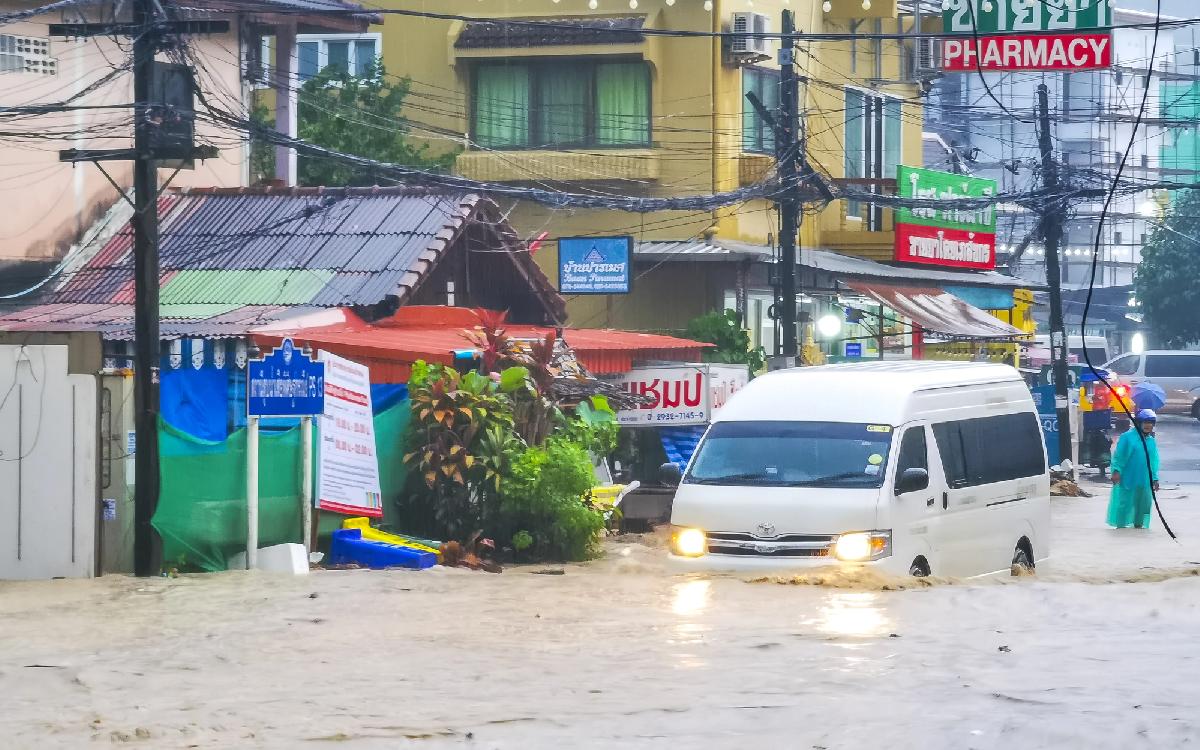 Thailand-Wetter: Unruhige Tage für Urlauber - besonders im Süden - Unwetterwarnung - Starkregen, Überschwemmungen und hohe Wellen Symbolfoto 1