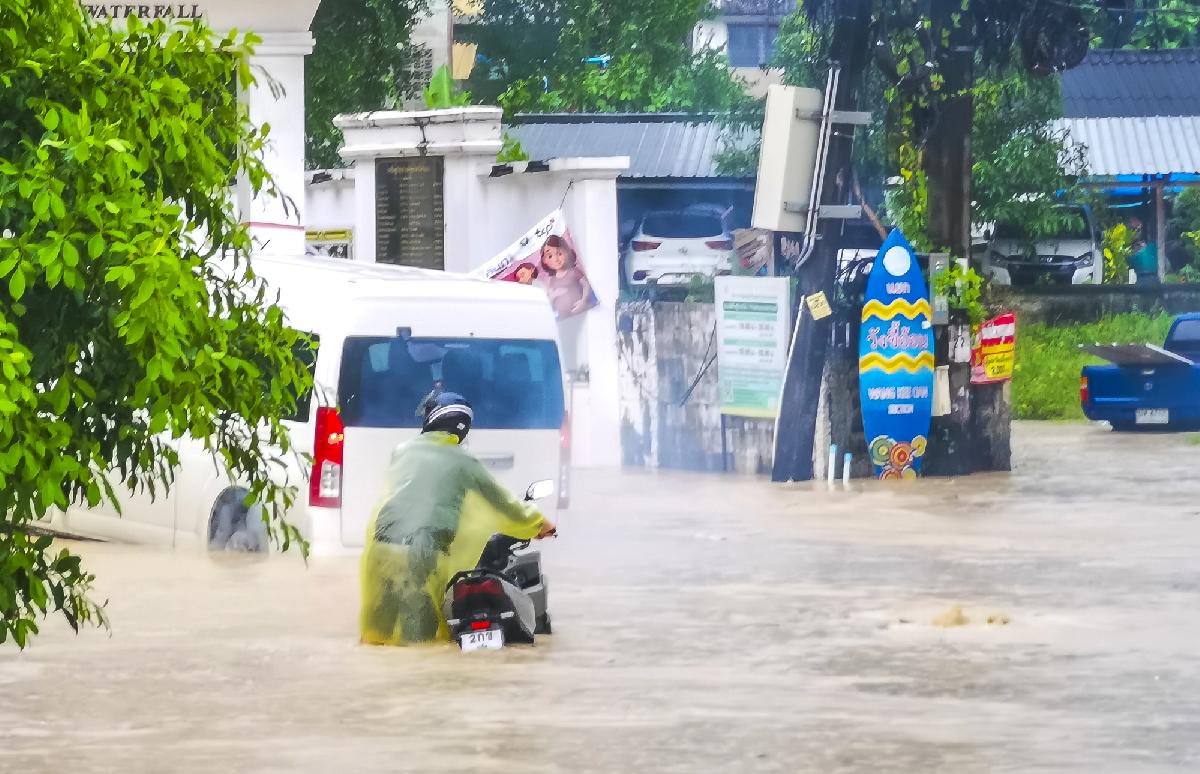 Thailand-Wetter: Unruhige Tage für Urlauber - besonders im Süden - Unwetterwarnung - Starkregen, Überschwemmungen und hohe Wellen Symbolfoto 2