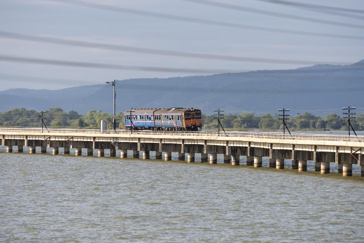Thailands floating Train ist zurück - Bahnfahren mit Wow-Effekt! - Ein Zug mitten durchs Wasser? In Thailand geht das - für ab 350 Baht! Symbolfoto 1