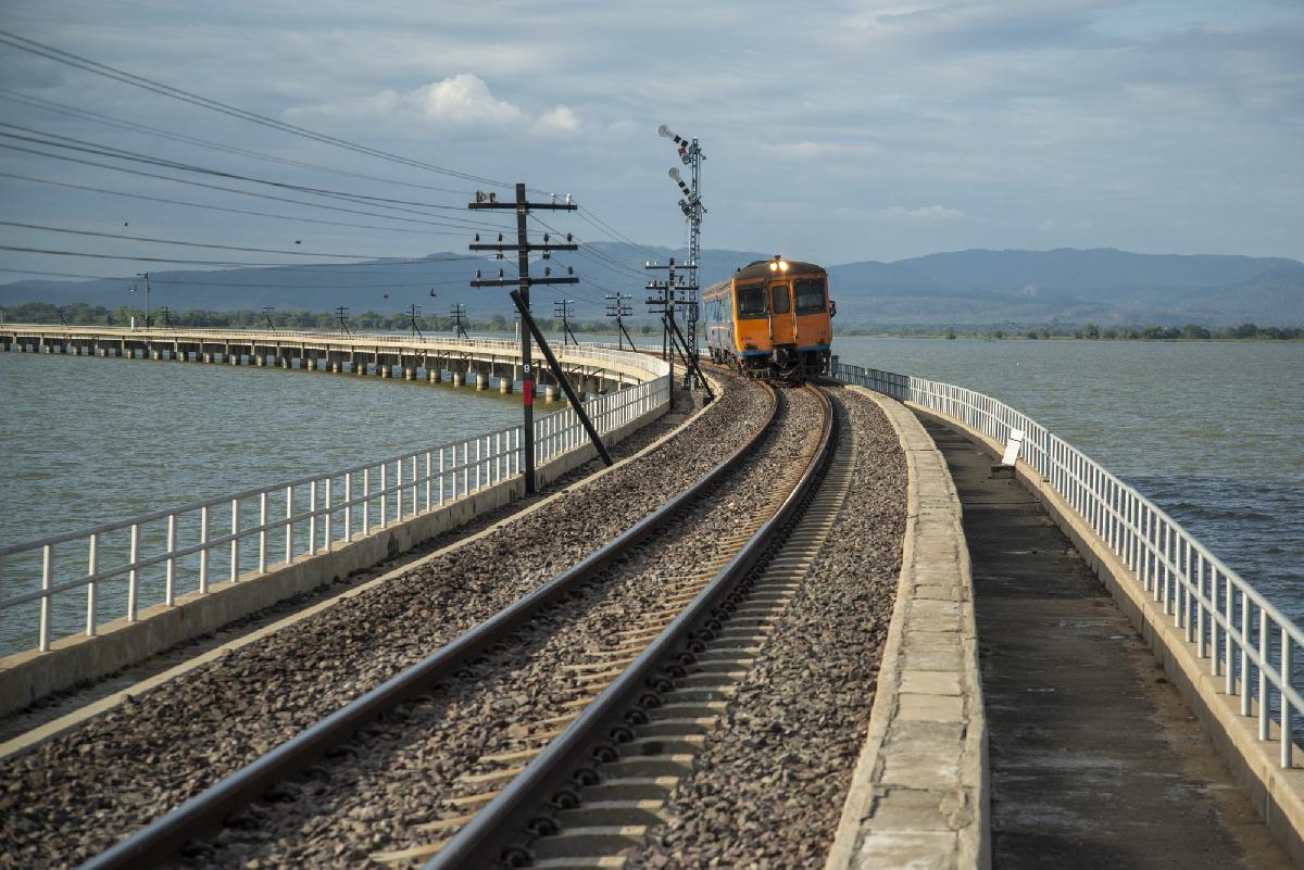 Thailands floating Train ist zurück - Bahnfahren mit Wow-Effekt! - Ein Zug mitten durchs Wasser? In Thailand geht das - für ab 350 Baht! Symbolfoto 2