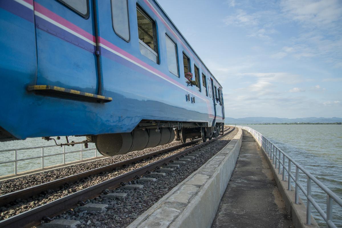Thailands floating Train ist zurück - Bahnfahren mit Wow-Effekt! - Ein Zug mitten durchs Wasser? In Thailand geht das - für ab 350 Baht! Symbolfoto 3