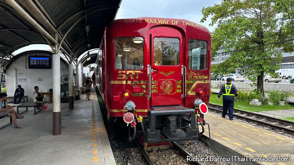 Thailands floating Train ist zurück - Bahnfahren mit Wow-Effekt! - Ein Zug mitten durchs Wasser? In Thailand geht das - für ab 350 Baht! Symbolfoto 4 © by Richard Barrow