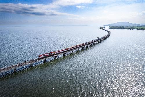 Bild Thailands floating Train ist zurück - Bahnfahren mit Wow-Effekt!