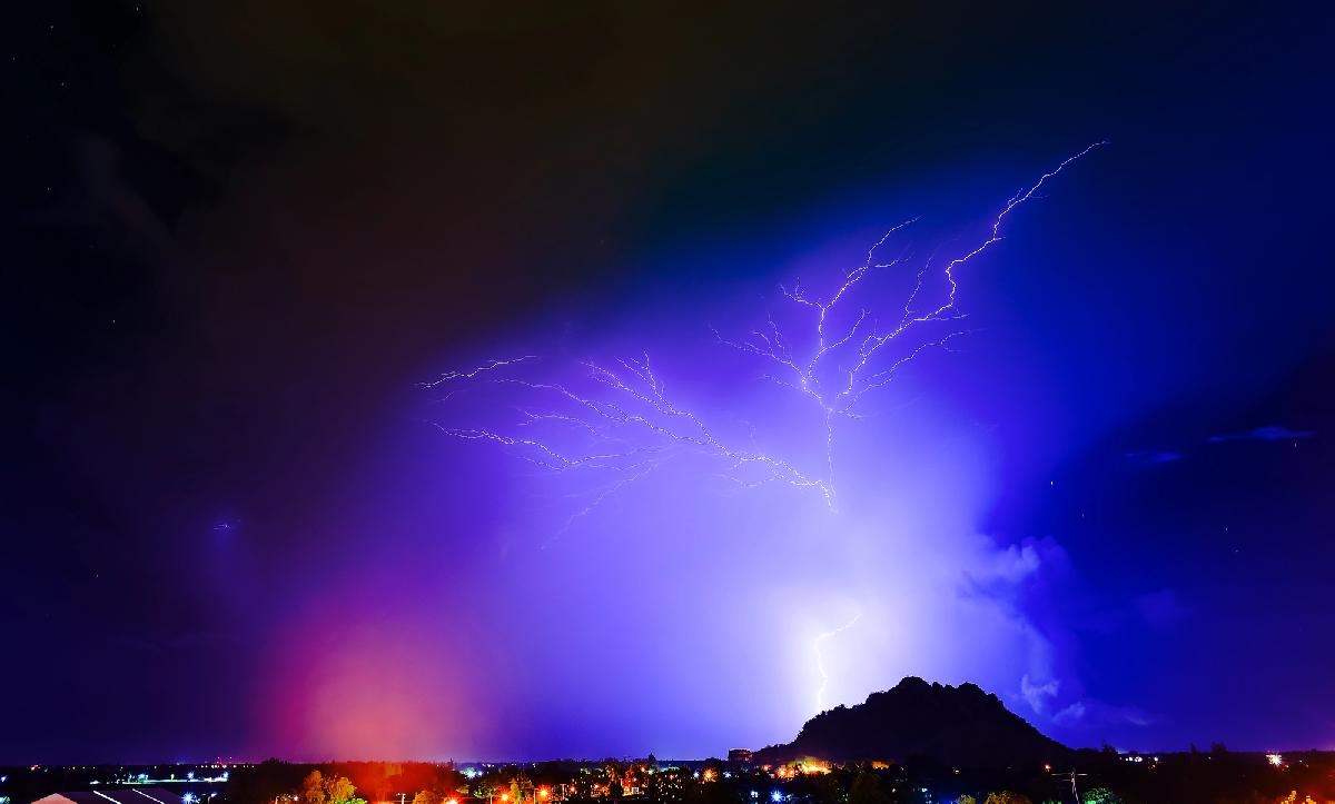 Thailands Himmel zielt: Blitz schlägt in Restaurant-Toilette ein - Zum Glück saß keiner drauf - Gewitter sorgt für göttliche Pointe ⚡💩 Symbolfoto 1