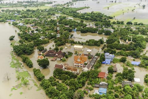 Überflutungen in Ayutthaya, Ang Thong, Phetchabun und Phitsanulok - Abgeordneter drängt auf entschlossenes Handeln gegen die Flutkatastrophe Bild Überflutungen in Ayutthaya, Ang Thong, Phetchabun und Phitsanulok