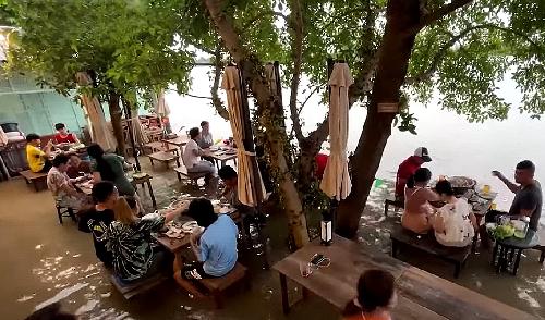 Bild Überschwemmtes Restaurant wird zum Hotspot