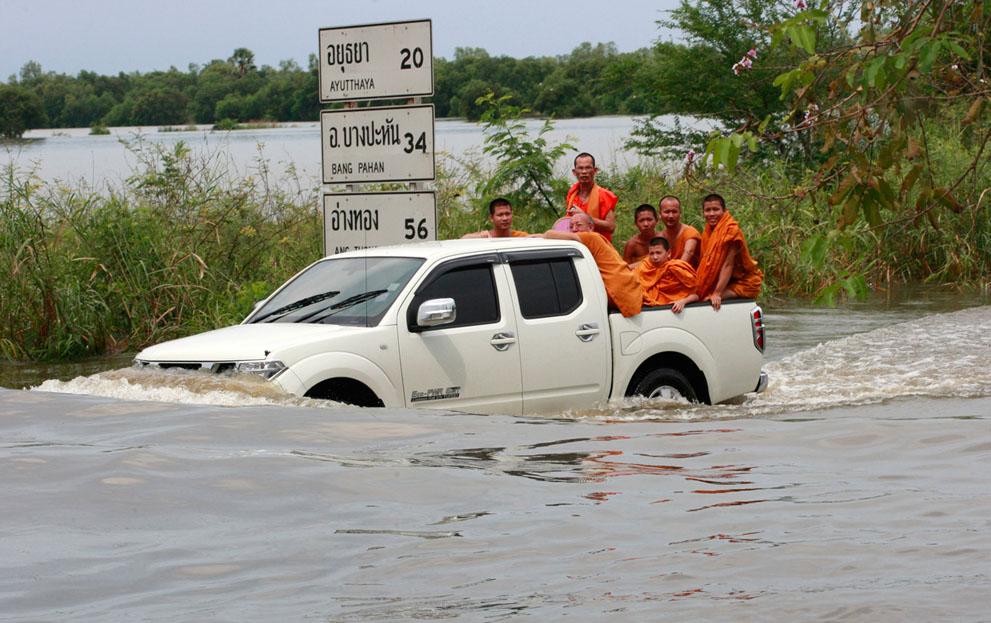 Überschwemmungen dauern an - weitere Regenfälle erwartet - 18 Provinzen in Thailand sind noch immer betroffen Bild 2