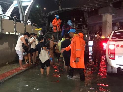 Überschwemmungen legen Teile Bangkoks lahm - Reisenews Thailand - Bild 1