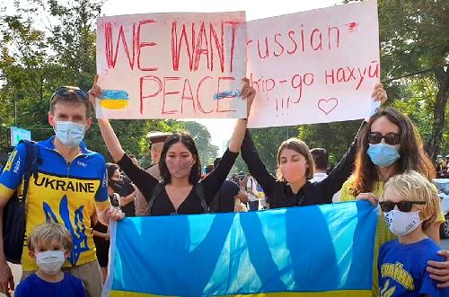 Bild Ukrainer und Russen demonstrieren in Phuket gemeinsam für Frieden
