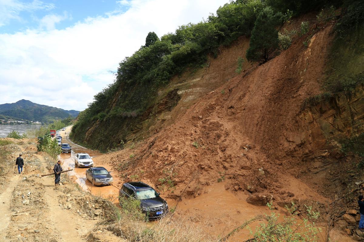 Unwetterwarnung Thailand: 39 Provinzen mit Flut- & Erdrutschgefahr - Nord- und Nordostthailand betroffen, dazu raue See vor Phuket, Phang Nga und Ranong Symbolfoto 1