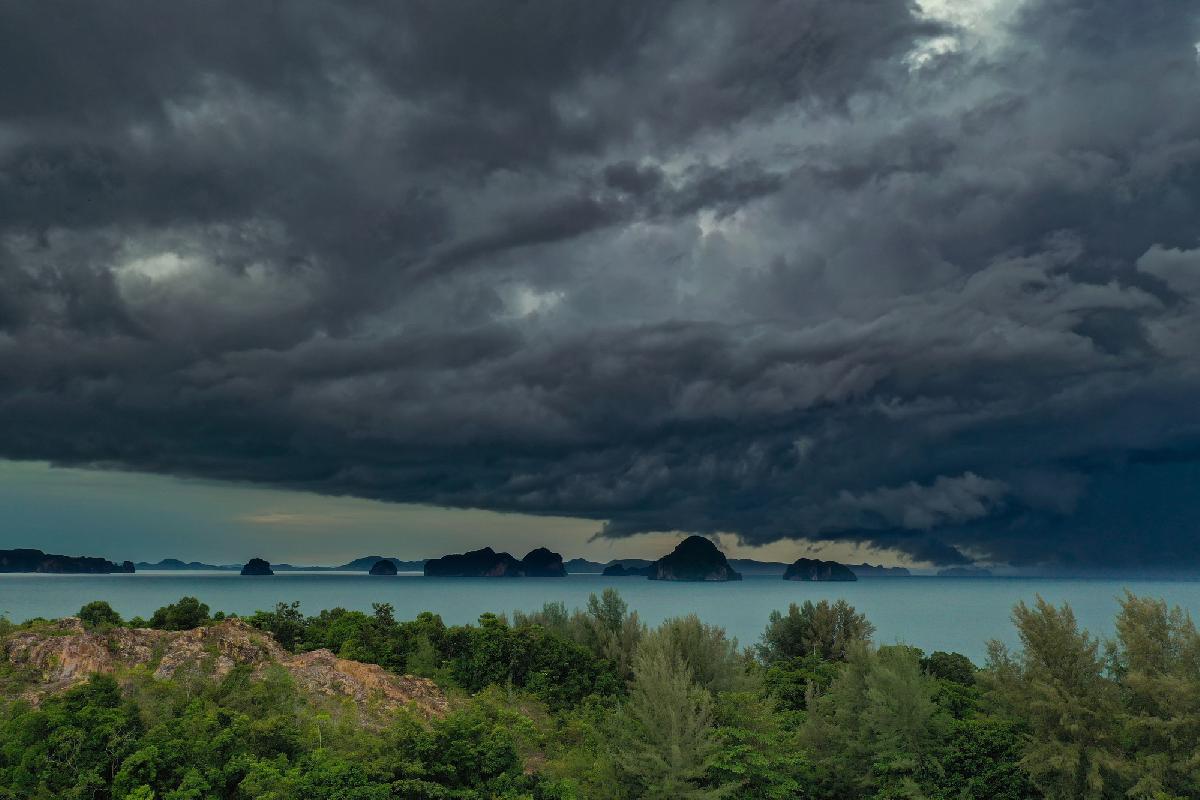 Unwetterwarnung Thailand: 39 Provinzen mit Flut- & Erdrutschgefahr - Nord- und Nordostthailand betroffen, dazu raue See vor Phuket, Phang Nga und Ranong Symbolfoto 4