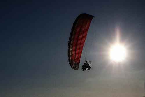 Bild US-Gleitschirmflieger verursacht Blackout auf Koh Larn