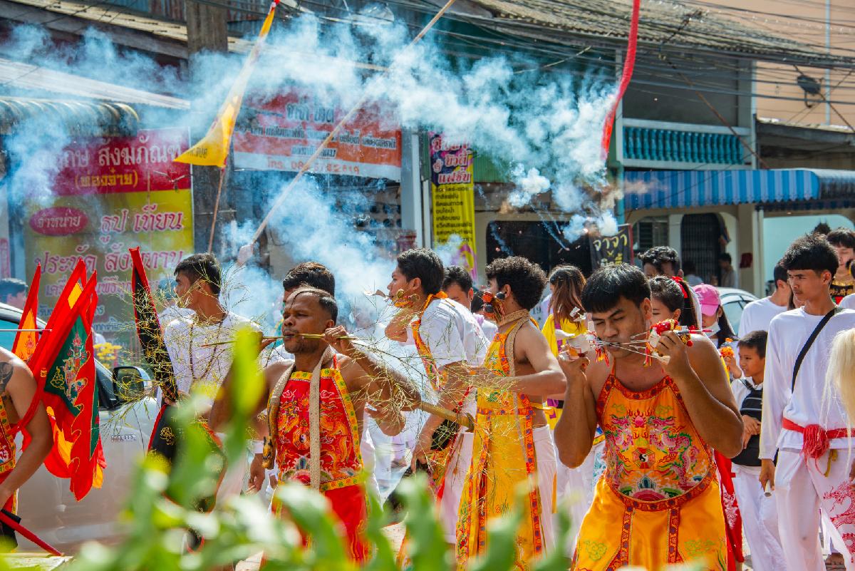 Vegetarian Festival Phuket 2023 - Phukets Schreine machen sich für das atemberaubende 9-tägige Festival bereit Bild 1