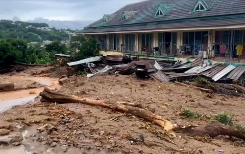 Verheerende Sturzflut und Erdrutsch auf Phuket - Ein Todesopfer, mehrere Verletzte und Vermisste Bild Verheerende Sturzflut und Erdrutsch auf Phuket