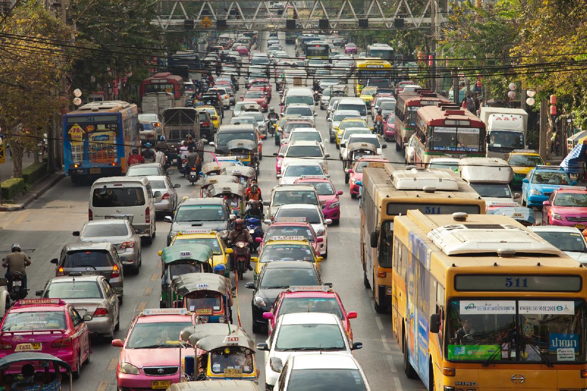 Verkehrsinfarkt - Ganz Thailand auf dem Weg in die Neujahrsferien - Das alljährliche Chaos im Zug-, Flug- und Autoverkehr vor Silvester in Thailand Bild 1