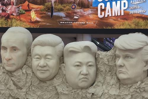 Vier Betonkpfe und ein thailndisches Einkaufszentrum - Reisenews Thailand - Symbolfoto 1