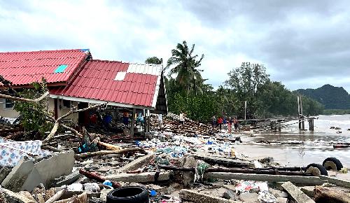 Wellen reißen mehrere Häuser auf Koh Libong ab - Paradies in Thailand sendet dringenden Hilferuf Bild Wellen reißen mehrere Häuser auf Koh Libong ab