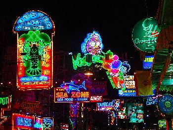 Zoom Farbenfrohes Nachtleben in Pattaya