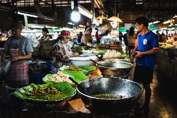 Zoom Essen und Trinken Am Abend Nakhon Sawan - 1