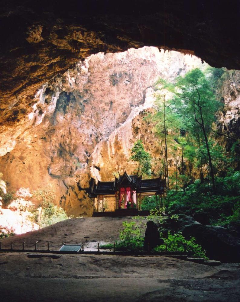 Phraya Nakhon Cave - Picture CC by Ahoerstemeier - https://commons.wikimedia.org/wiki/User:Ahoerstemeier
