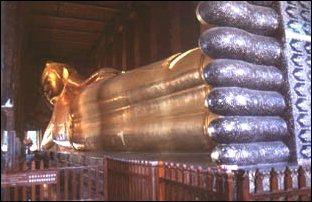 der 46m lange liegende Buddha im Wat Pho...