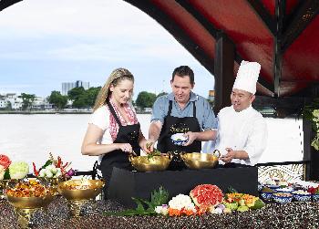 Bild Romantische Dinnerbootsfahrt auf antiker Luxus-Reisdschunke - Bangkok