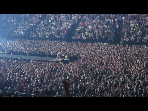 Start Video Billie Eilish - Live 