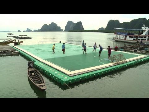 Start Video Fußball spielen auf dem Wasser 