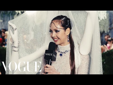 Start Video LISA Is Living Art at the Met Gala 