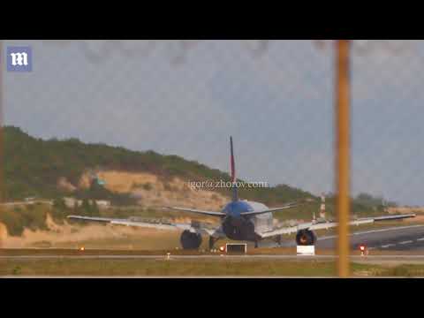 Start Video Plane engine forces pilot to abort take off 