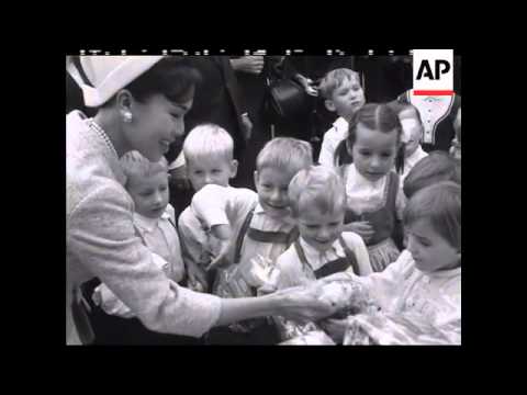 Start Video Queen Sirikit besucht ein SOS-Kinderdorf in Österreich in den 60ern 