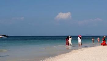 Start Video Am besten frh aufstehen fr Bamboo Island Baden + Strand