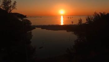 Start Video Traumhafte Sonnenuntergänge am Nai Harn Beach 