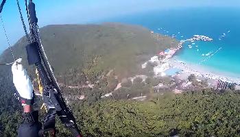 Mit dem Schirm ber die Insel Larn - Pattaya Video