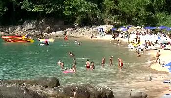Mittags in der Hauptsaison am Laem Sing Strand - Phuket Video
