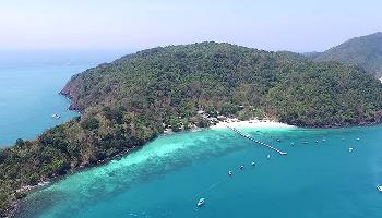 Start Video Coral Island oder Koh Hae vor Phuket aus der Luft Baden + Strand