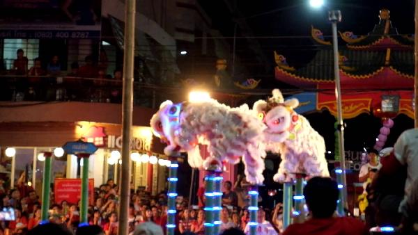 Video Chinesisches Neujahr - Das Jahr des Hundes in YouTube anschauen Video bei YouTube abspielen