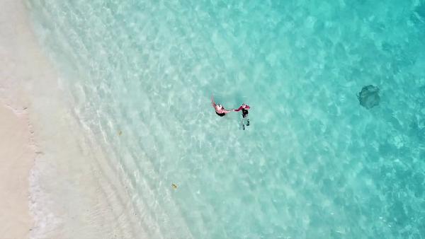 Video Mit der Drohne über die Similan Islands in YouTube anschauen Video bei YouTube abspielen