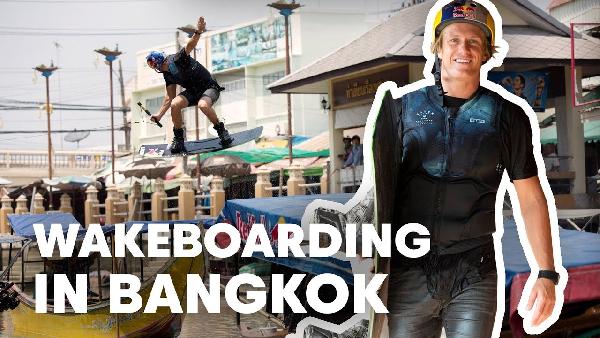 Play Per Wakeboard durch Thailands Hauptstadt