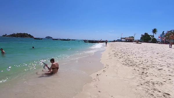 Play Sunrise Beach auf Koh Lipe